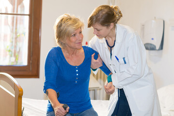 Obraz premium nurse helping a recovering patient