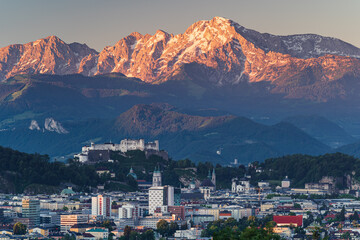 Fototapeta na wymiar Sunrise over Salzburg in front of Mountains