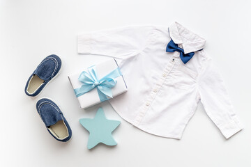 Obraz na płótnie Canvas Baby boy blue shoes with bodysuit. Newborn set background