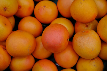 Reife Pampelmusen - eine Zitrusfrucht mit viel Vitamin C