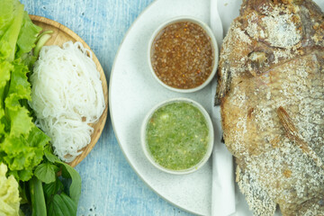 Grilled fish and fresh vegetable for a wrapped and spicy sour and sweet sauce set.