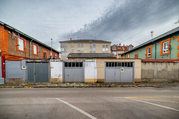 Fototapeta premium ciudad postindustrial del norte de España con decadencia urbana