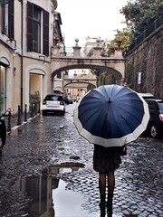 Kobieta z parasolem w Rzymie, Italia.