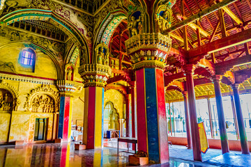 Obraz premium Thanjavur, Tamil Nadu, India - The high arches artworks and colorfully painted wall murals and ceilings of the ancient 17th-century durbar hall Maratha Palace in the town of Thanjavur