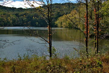 Fototapeta na wymiar Mountain Lake in the Fall