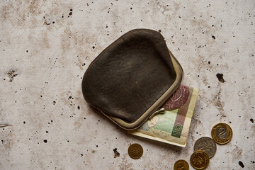 czarna portmonetka z banknotem i monetami na betonie,polski złoty	