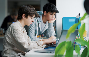 Obraz premium Students working with computers in the lab