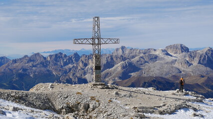 Sas de Pordoi in den Dolomiten, Südtirol, Italien, mit Gipfelkreuz und Blick auf die...
