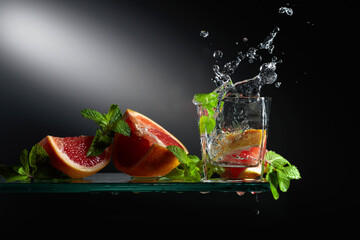Cocktail with grapefruit slices and mint.