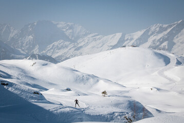 Fototapeta na wymiar paysage d'hiver enneigé de la station de sports d'hiver de l'Alpe d'huez en france dans le massif des Grandes Rousses, au-dessus de l'Oisans.