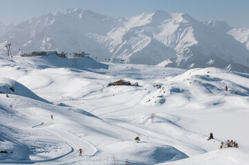 paysage d'hiver enneigé de la station de sports d'hiver de l'Alpe d'huez en france dans le massif...