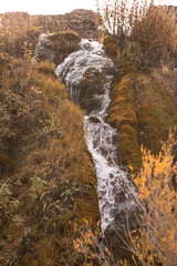 Fototapeta na wymiar Cascada durante el otoño vista desde frente