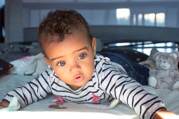 bébé métisse yeux bleus