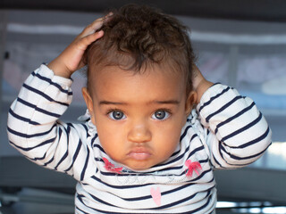 bébé métisse yeux bleus