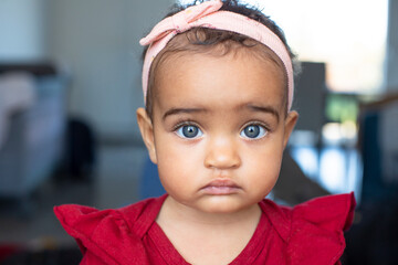 bébé métisse yeux bleus