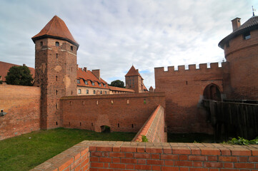 Zamek krzyżacki w Malborku o wschodzie  Słońca