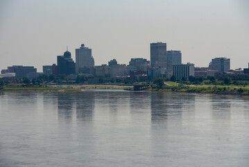 Obraz premium Memphis, TN cityscape reflecting on the water.