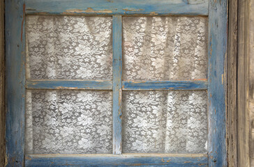 ventana vieja azul cortinas cabaña de madera poblado del oeste 4M0A6171-as21
