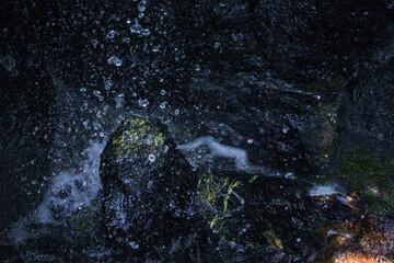 石にあたって弾ける水