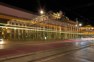 Obraz premium Vienna State Opera at night, Vienna, Austria