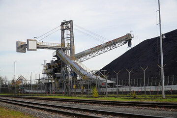 Obraz premium Stone coal stockpile at the coal-fired power plant in Hanover, Lower Saxony, Germany. Old technology that is one of the factors causing global warming.