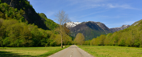Panoramique en route vers les pics enneigés des Pyrénées sur la D8, département de l'Ariège en...