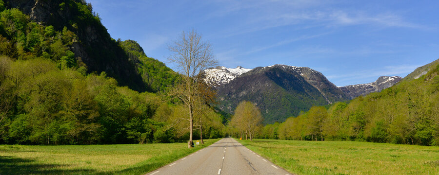 Panoramique en route vers les pics enneigés des Pyrénées sur la D8, département de l'Ariège en région Occitanie, France