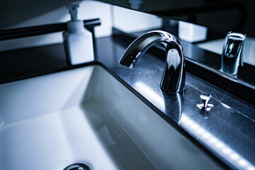 高級ホテルの蛇口とシンク