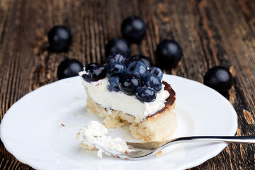 tartlet with chocolate and buttercream with blueberries
