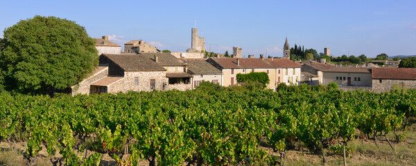 Panoramique Aiguèze (30760) derrière ses vignes, département du Gard en région Occitanie, France