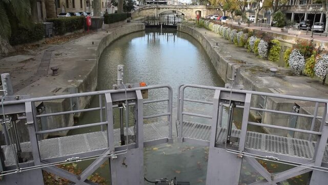 Narbonne, Aude, Languedoc, Occitanie : &eacute;cluse du canal de la Robine, en centre-ville.