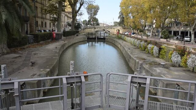 Narbonne, Aude, Languedoc, Occitanie : &eacute;cluse du canal de la Robine, en centre-ville.