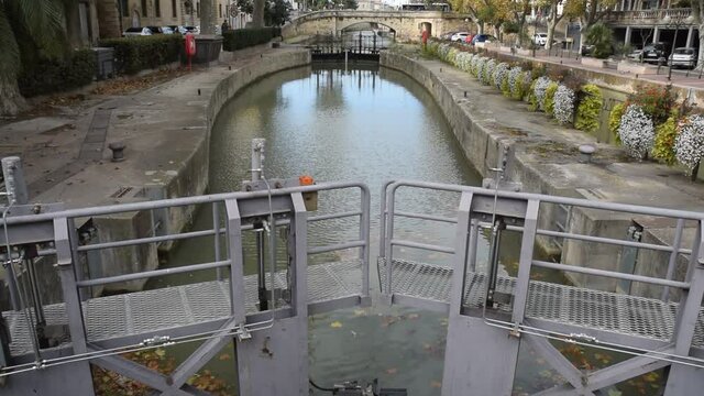 Narbonne, Aude, Languedoc, Occitanie : &eacute;cluse du canal de la Robine, en centre-ville.
