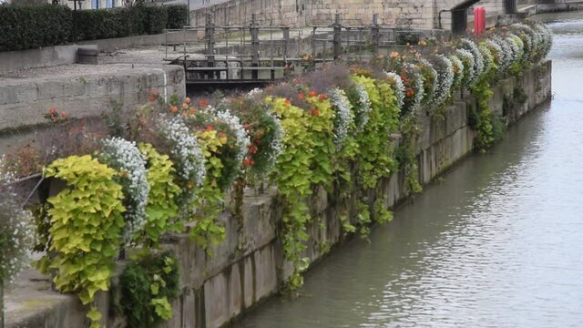 Narbonne, Aude, Languedoc, Occitanie : fleurissement de l'&eacute;cluse du canal de la Robine, en centre-ville.