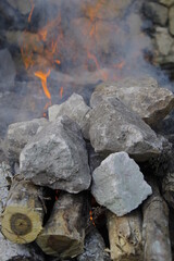 Rocas con fuego en cocina maya