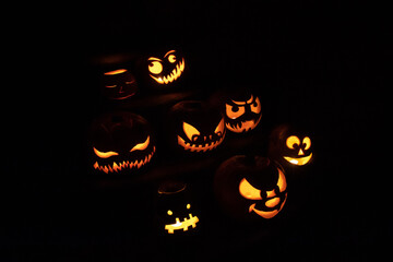 Viele Kürbisse zu Halloween im Dunkeln Nachts mit Kerzen beleuchtet