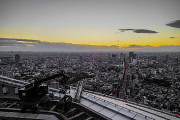 東京都心のビル群と夕景