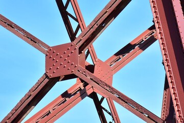 Detalles de la estructura de acero del antiguo muelle de mineral del puerto de Almería