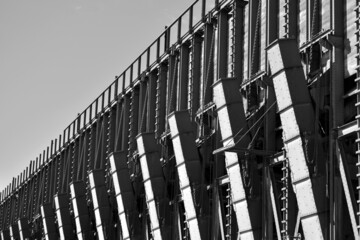 Detalles de la estructura de acero del antiguo muelle de mineral del puerto de Almería, en blanco y negro	