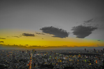 東京都心のビル群と夕景