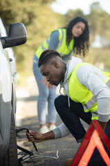 Obraz premium handsome young man lifting the car