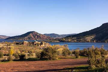 Vue sur le village abandonné de Celles, sur les bords du Lac du Salagou, au coucher du soleil (Occitanie, France)