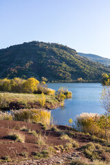 Fototapeta premium Paysage du Lac du Salagou au coucher du soleil (Occitanie, France)