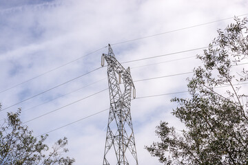 Torre de alta tensión en época en que la electricidad está cara