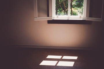 白い窓と暗い部屋