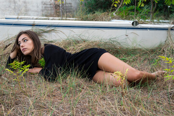 Modella in posa sdraiata sull'erba