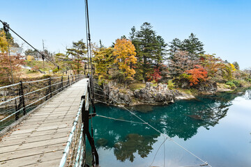 紅葉の厳美渓と吊り橋の御覧場橋