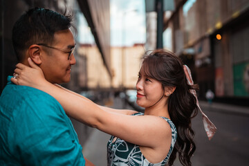 Naklejka premium beautiful couple hugging