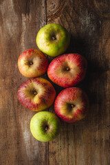 vista superior de seis manzanas sobre una mesa de madera rústica