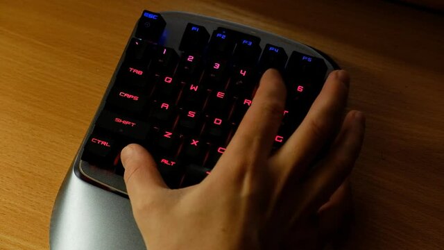Controlling the game using a modern gaming rgb mouse and a mini keypad. 